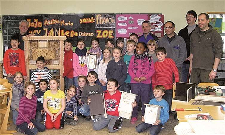 Mit dem Insektenhotel, Vogel-Nistkästen und Fledermauswohnungen tragen die Kinder zum Naturschutz bei.  Privat