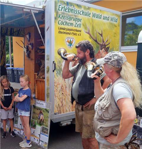 Mit dem Jagdsignal „Begrüßung“ auf dem Jagdhorn überraschten „Josi“ Becker und Wilma Wagner die Jungen und Mädchen.