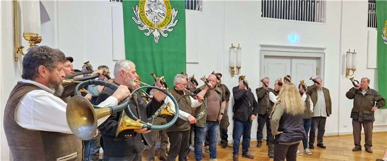 Mit dem Jagdsignal „Begrüßung“ eröffneten die Jagdhornbläser die Jahreshauptversammlung in Bad Bertrich.  Foto: Benedikt Schmitt