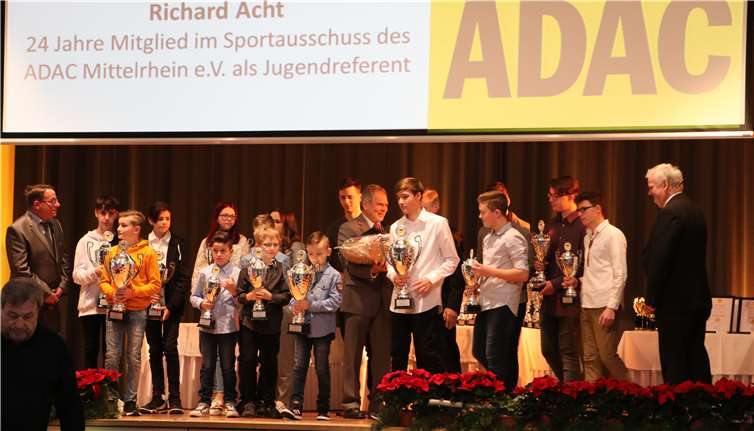 Mit dem Kart-Nachwuchs erhielt Richard Acht seine Ehrung für 24 Jahre Jugendförderung.