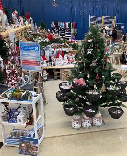 Mit dem Kauf von Geschenk-Artikeln am FLY & HELP-Tisch kann jeder die einzigartige Stiftung „FLY & HELP“ von Reiner Meutsch unterstützen. Foto: röhrig