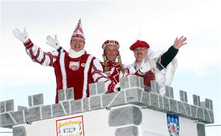 Mit dem Kinderdreigestirn Prinz Leon, Jungfrau Noah und Bauer Marius sowie mit Prinz Gregor, Bauer Winfried und Jungfrau Haralda waren in Barweiler gleich zwei Tollitätenpaare unterwegs.  -SES