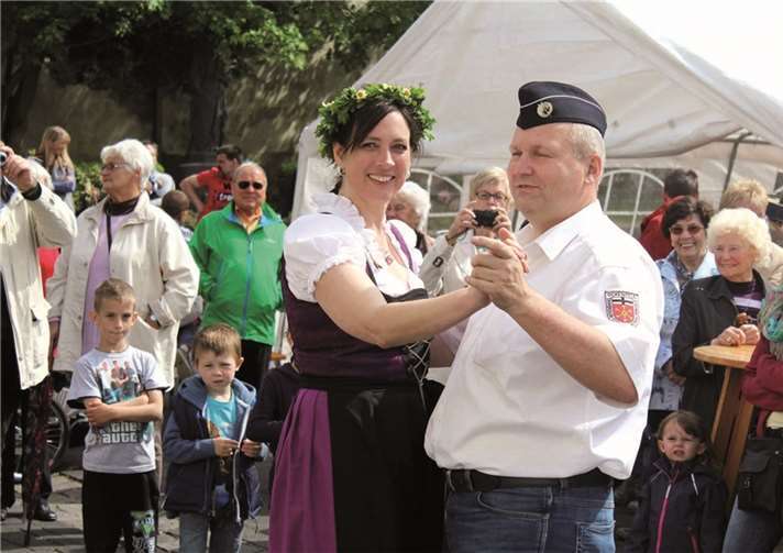 Mit dem Königswalzer eröffneten Andrea Mischke und Karsten Scheer die Kirmes. DL