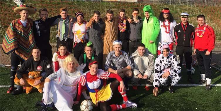 Mit dem Kostümtraining huldigte die SG Maifeld auch sportlich dem Karneval. privat