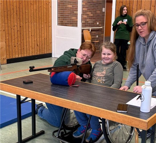 Mit dem Lasergewehr-Schießen sorgte die Schützengilde Raubach für einen unvergesslichen Tag.  Fotos: privat