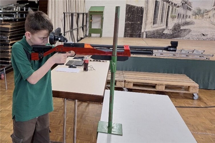Mit dem Laserpunktgewehr wurde heim Ostereierschießen in Kuchenheim geschossen