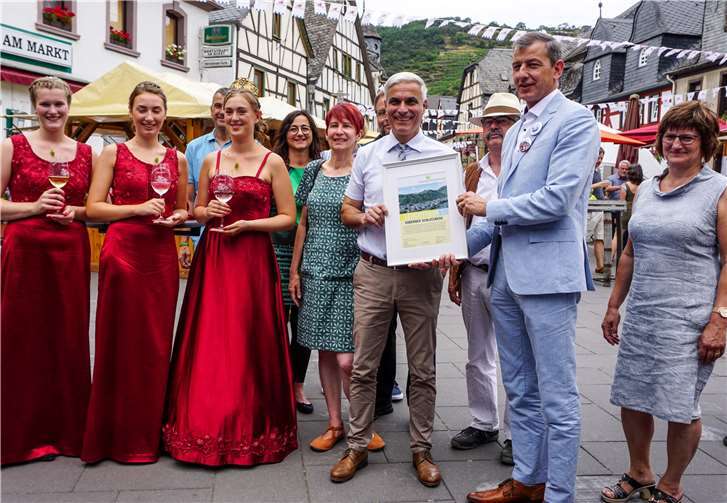 Mit dem Leuchtpunkt „Koberner Schlossberg“ wurde die Weinlage als „Lebendiger Moselweinberg“ ausgezeichnet. Fotos: EP