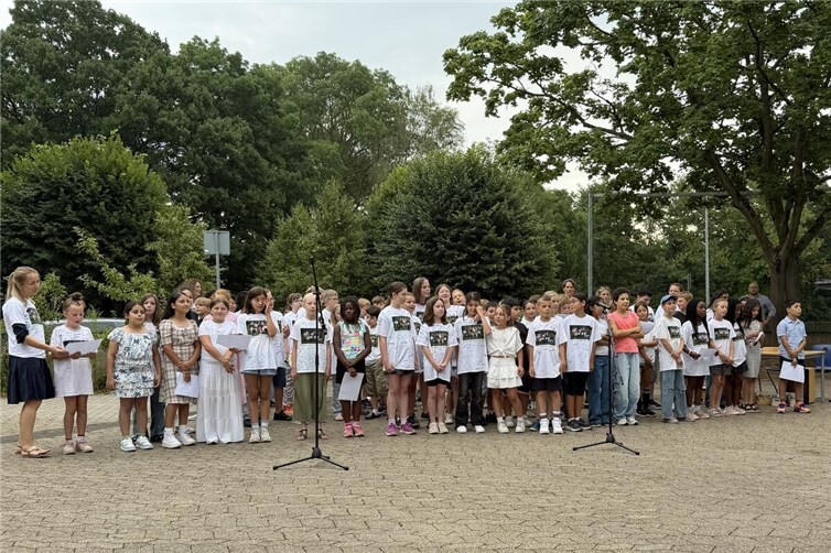 Mit dem Lied „Ein Hoch auf uns“ verabschiedeten sich die Viertklässler musikalisch von ihrer Grundschulzeit. Dabei flossen bei Kindern, Eltern und Lehrkräften bereits die ersten Tränen, ein bewegender Moment voller Dankbarkeit und Abschiedsstimmung.