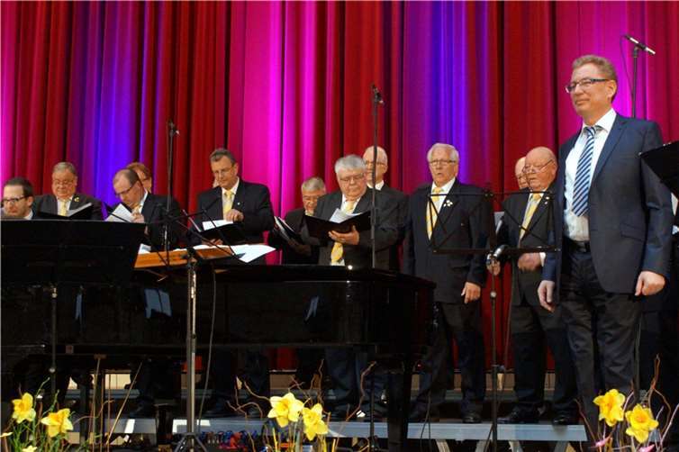 Mit dem Lied „Guck mal“ eröffnete der gastgebende MGV „Cäcilia“ 1847 Mülheim e.V. sein diesjähriges Frühlingskonzert. Natürlich gab es nicht nur viel zu „gucken“, sondern vor allem auch zu hören.Der in Mülheim-Kärlich lebende Dekanatskantor Volker Kaufung leitet den Traditions-Chor sehr erfolgreich. GH