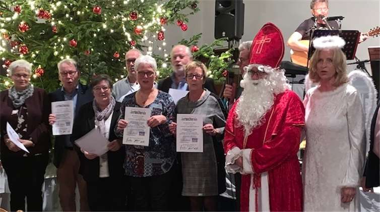 Mit dem Lied „Lasst uns froh und munter sein“ zog der Nikolaus (Wolfgang Pickel) mit seinem Engelchen (Birgit Windisch) in den Saal ein.Foto: privat