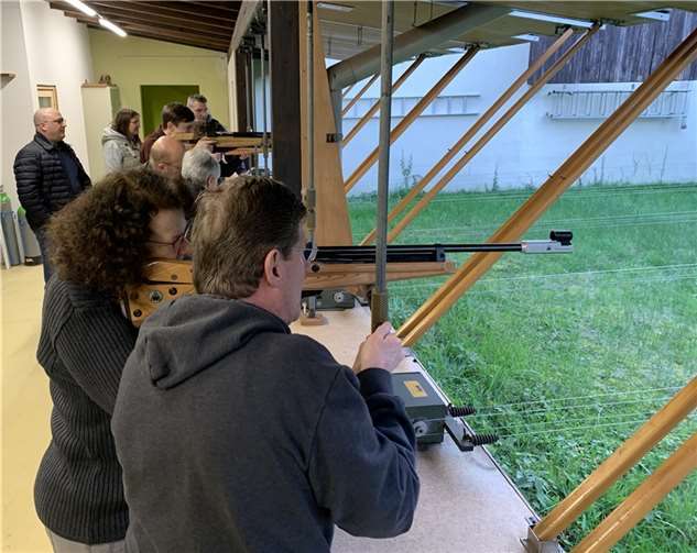 Mit dem Luftgewehr wurde auf Glücksscheiben geschossen.  Fotos: privat