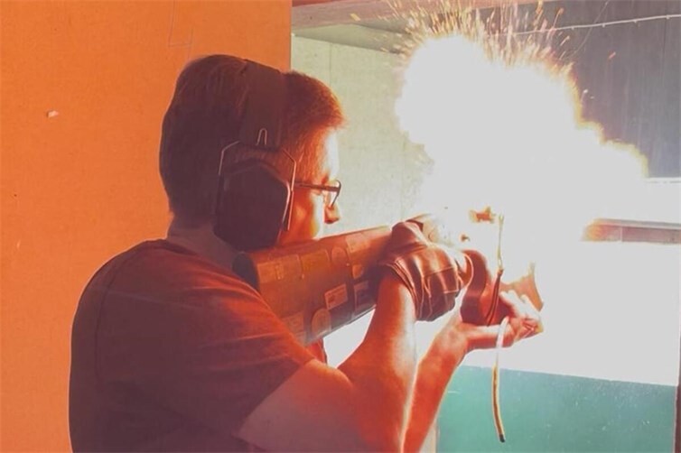 Mit dem Luntengewehr bei der Schussabgabe