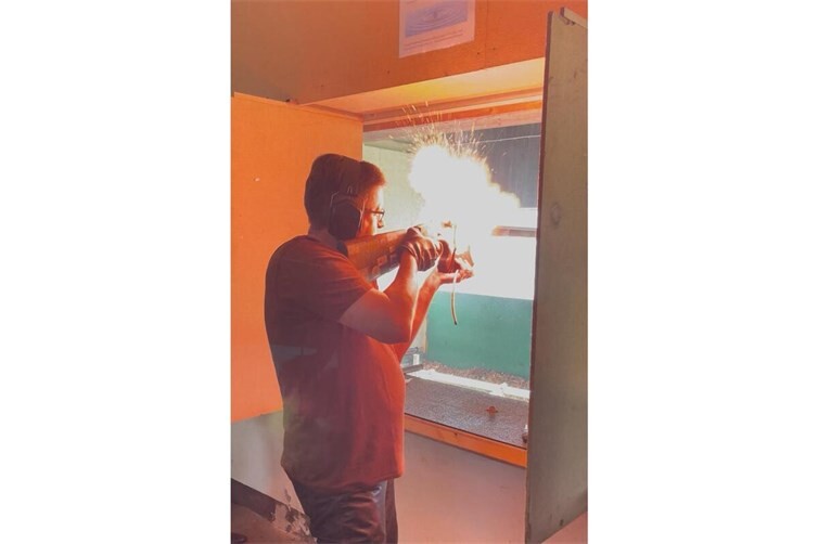 Mit dem Luntengewehr bei der Schussabgabe.