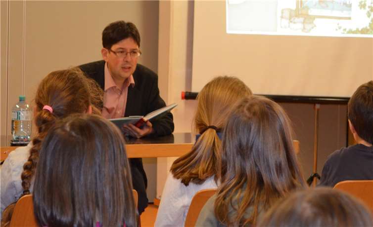 Mit dem Märchen von den Bremer Stadtmusikanten sorgte Schuldezernent Michael Mang für Begeisterung bei den Schülerinnen und Schülern der Grundschule St. Georg.privat