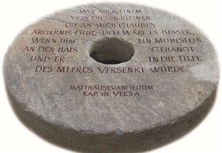 Mit dem „Mahnenden Mühlstein“ ist die Initiative seit 2008 in ganz Deutschland unterwegs. Mit dem bekannten Zitat aus dem Matthäus-Evangelium, Kapitel 18, Vers 6, möchten die Initiative und ihre Kooperationspartner ein Zeichen setzen und Erwachsene an ihre große Verantwortung gegenüber ihnen anvertrauten Kindern erinnern. Kinder müssen vor Vernachlässigung, Misshandlung und sexuelle Gewalt geschützt werden. Die Verantwortung hierfür tragen die Erwachsenen – und nur die Erwachsenen. Die Aktion ist nicht als Appell für die Wiedereinführung der Todesstrafe zu verstehen. Die Initiative ist gegen jegliche Gewalt! Der Mühlstein wurde mittlerweile in über 30 Städten ausgestellt.