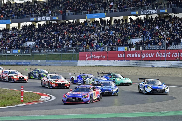 Mit dem Mercedes-AMG GT 3 führte Max Verstappen das Feld der 129 gestarteten Fahrzeuge in die erste Runde.