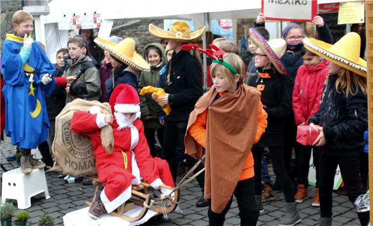Mit dem Musical „Der zerstreute Weihnachtsmann“eröffneten Viertklässler der Rheinbreitbacher Grundschuleam frühen Samstagnachmittag den 5. Nikolausmarkt.