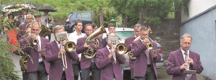 Waldbreitbach feierte Kirmes Mit dem Musikverein „Wiedklang“ ging es von der Kirche zum Festzelt.