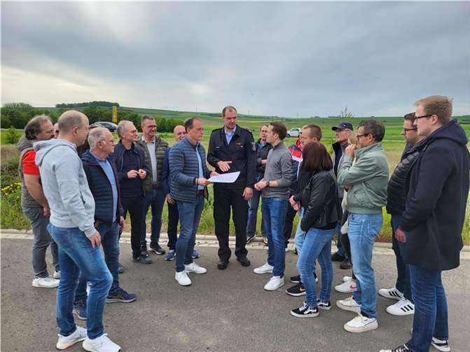 Mit dem Neubau des Feuerwehrhauses Thür wird die hohe Leistungsbereitschaft unserer Feuerwehr weiter gestützt, unterstreichen die Christdemokraten rund um Lukas Ellerich, Jörg Lempertz und Jürgen Reimann auf dem Grundstück des vorgesehenen Neubaus an der B 256.  Foto: Julia Schrödl