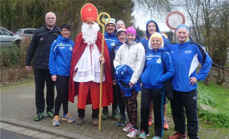 Mit dem Nikolaus beim ersten Winterlauf in Ochtendung.