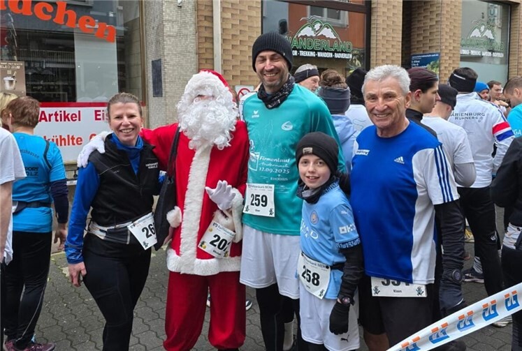 Mit dem Nikolaus (v.li. Rabea, Oliver und Levin Göbel, Klaus Jahnz). Foto: Rainer Hohl