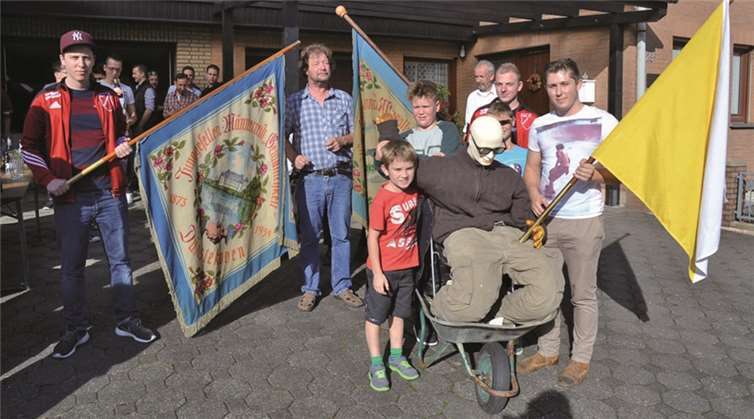 Mit dem Paias voran zog der Köttzug durch Dünstekoven. WEIGERT