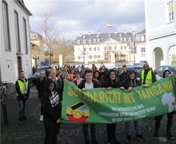 Mit dem Plakat voran ging es von Feldkirchen in die Innenstadt für den guten Zweck.Foto: fh