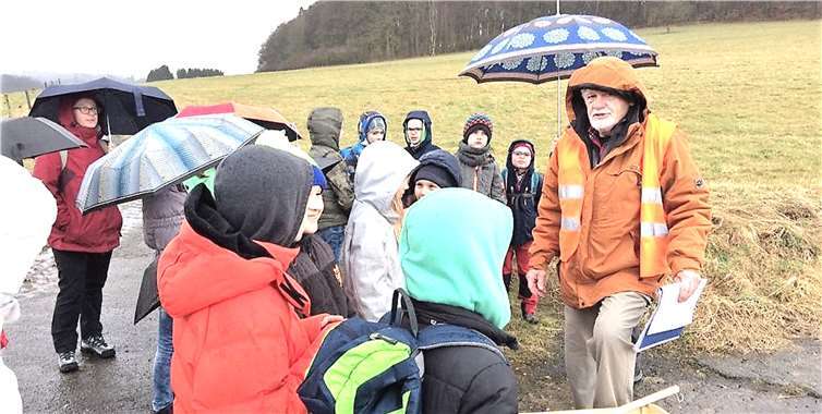 Mit dem „Planetenführer“ Franz-Herbert Quirmbach begaben sich die Schülerinnen und Schüler der Klasse 4 a der Overberggrundschule Siershahn auf eine Wanderung zu den Planeten des Sonnensystems und in die unendliche Weite des Weltalls. privat