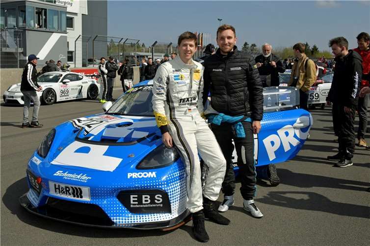 Mit dem Porsche 981 GT4 konnten Carsten Knechtges (li.) und Achim Wawer den Sieg in der SP3T für das Team von Schmickler Performance einfahren.