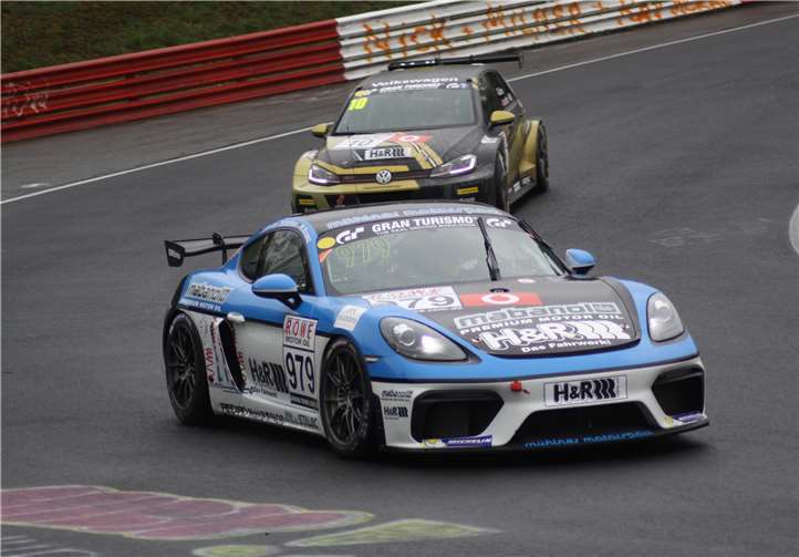Mit dem Porsche Cayman fuhren Moritz Kranz und sein Teamkollege, Nico Menzel aus Kelberg, auf den zwölften Gesamtrang. Fotos: DEB