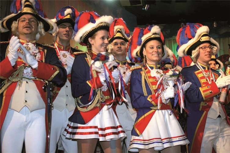 Mit dem Prinzenteam marschierten auch alle Garden unter der Leitung des stellvertretenden Stadtkommandanten Karsten Blechschmidt (l.) auf.