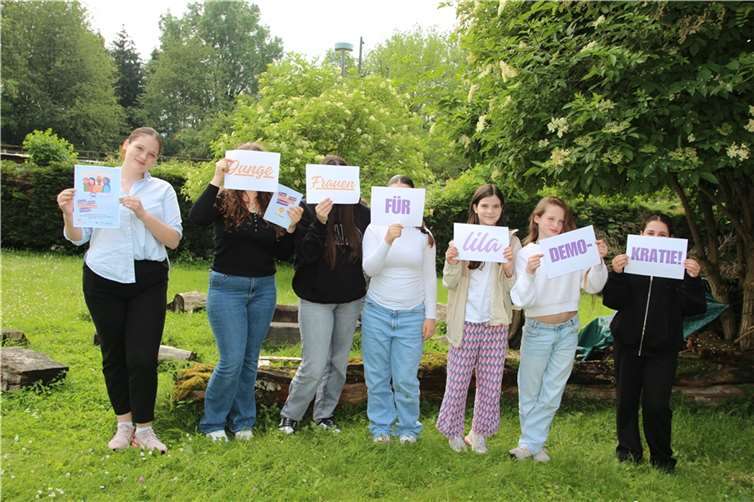 Mit dem Projekt „Junge Frauen für Lila-Demokratie“ konnte ein Impuls für politisches Engagement gesetzt werden.  Fotos: Frauenbegegnungsstätte Utamara e.V.
