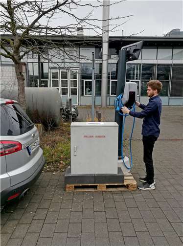 Mit dem Prototyp der Hochschule Koblenz können an der Straßenlaterne Ladegeschwindigkeiten erreicht werden, die sonst nur Schnell-Ladesäulen bieten. Foto: Hochschule Koblenz/Stolz