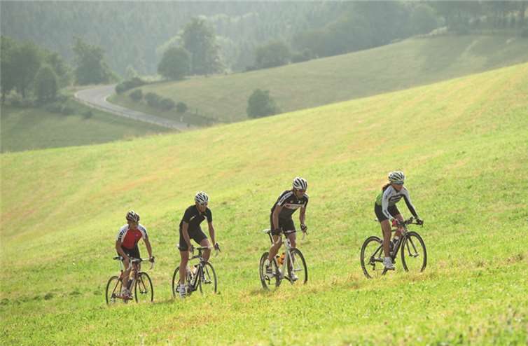 Mit dem Rennrad in Rheinland-Pfalz unterwegs: Marcel Wüst (2. von rechts) fühlt sich an den Eifelanstiegen zu Hause. Rheinland-Pfalz Tourismus GmbH / Dominik Ketz