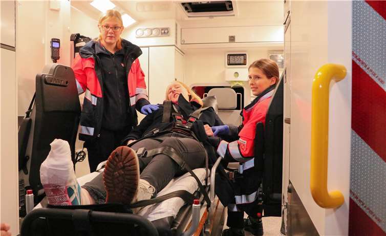 Mit dem Rettungswagen fuhren die Jugendliche zum Einsatzort und behandelten die Patienten dort. Anschließend folgte der Transport ins Krankenhaus.Fotos: privat