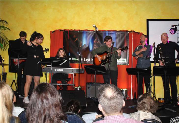 Mit dem Rückhalt der Band eroberten Maria Daoud und Arnold Kocurek das Publikum. Foto: HG