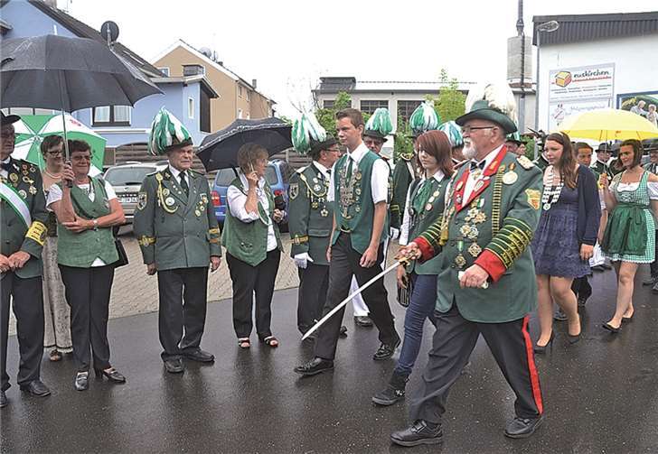 Mit dem Säbel gab Martin Schlimpen die Richtung vor, mit den Jung-Majestäten nahm er die Parade ab. WM