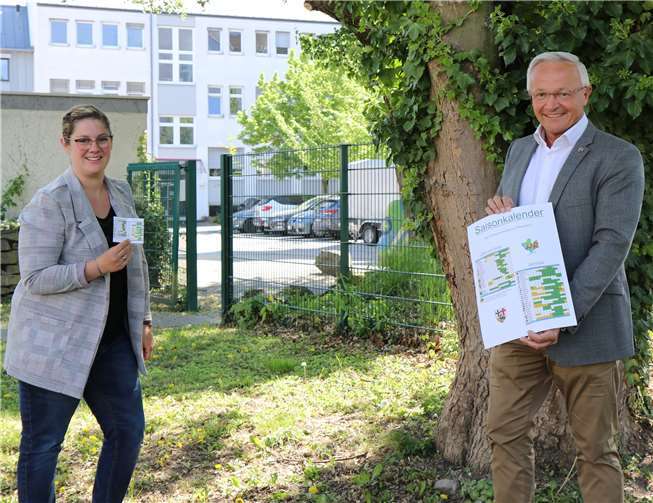 Mit dem Saisonkalender werben Landrat Achim Hallerbach und Gabi Schäfer von der Umweltabteilung der Kreisverwaltung für regional angebaute und von daher saisonal verfügbaren Salat oder Obst. Eine gute Ökobilanz, beste Qualität und feiner Geschmack sprechen für heimische landwirtschaftliche Produkte.Foto: Kreisverwaltung