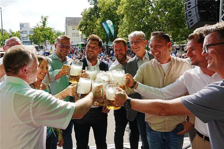 Mit dem Salut der Neuwieder Schützen und dem Fassanstich durch OB Jan Einig nahm das 44. Deichstadtfest am Donnerstag seinen Lauf.Fotos: FF