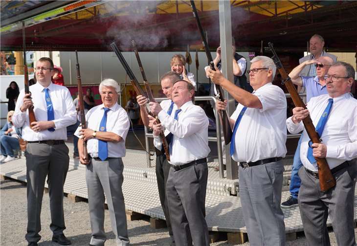 Mit dem Salut der Neuwieder Schützengesellschaft war die Pfingstkirmes am Samstagnachmittag offiziell eröffnet.