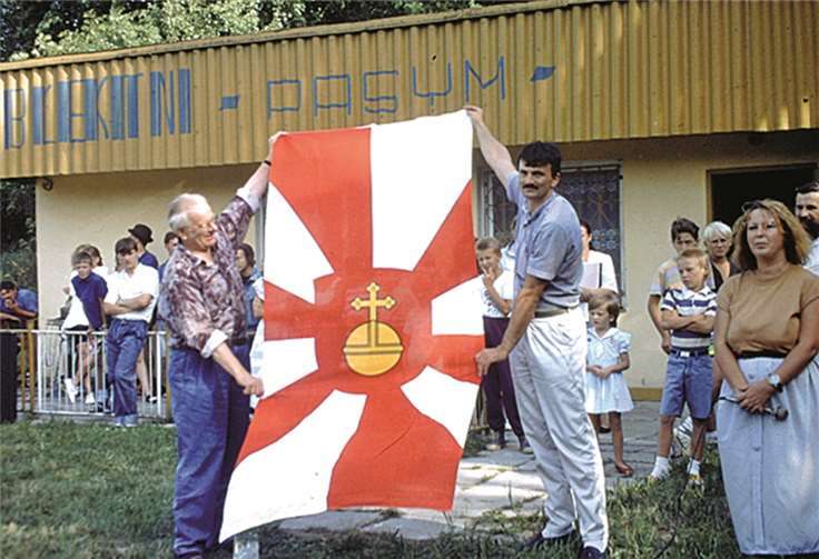 Mit dem Satz „Freundschaft ist eine gute Sache“ empfing der Ortschef die Besucher aus Bassenheim vor genau 25 Jahren.  privat
