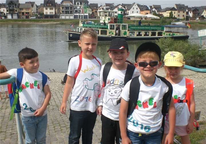 Mit dem Schiff fuhren die Wackelzähne über den Rhein.