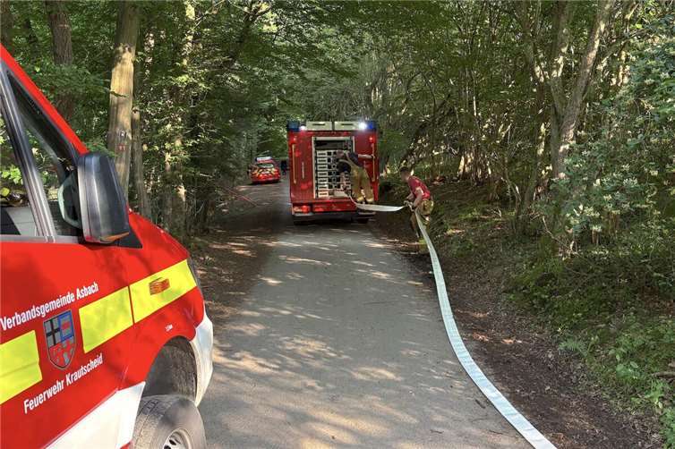 Waldbrandgefahr: Feuerwehr trainiert den Ernstfall Mit dem Schlauchwagen der Einheit Krautscheid wurde die knapp 1 Kilometer lange Schlauchleitung verlegt.Fotos: Feuerwehr VG Asbach