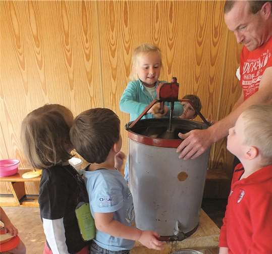 Mit dem Schleudertopf gewannen die KiTa-Kinder ihren ersten Honig selbst. privat