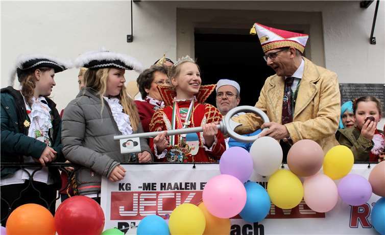 Mit dem Schlüssel zur Oberen Burg ist das Breutbacher rathaus in der Hand der Narren. Fotos: DL
