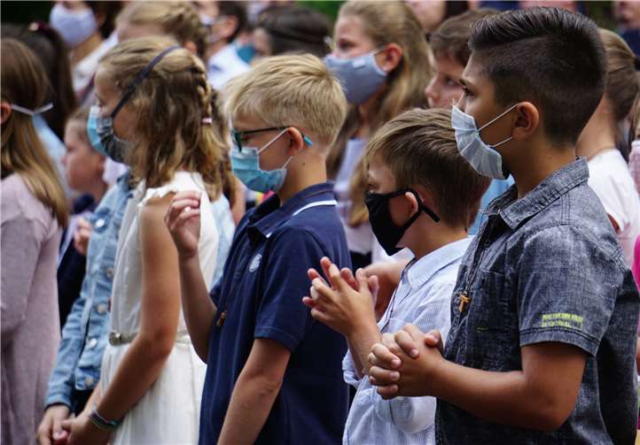 Mit dem Segenszeichen des Franziskus wurden die neuen Fünftklässler in ihre neue Schulgemeinschaft aufgenommen. Fotos: Benjamin Arenz