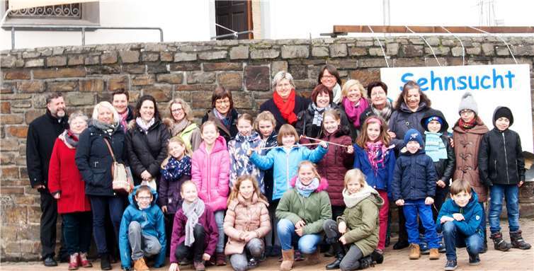 Mit dem Setzen eines Segels an der Kirche in Heimbach-Weis wurde die Veranstaltungsreihe der Pfarrgemeinde Heimbach-Weis-Gladbach „Sehnsucht nach Me(h)er - Werde Botschafter für Eine-Welt“ eröffnet. Bistum Trier