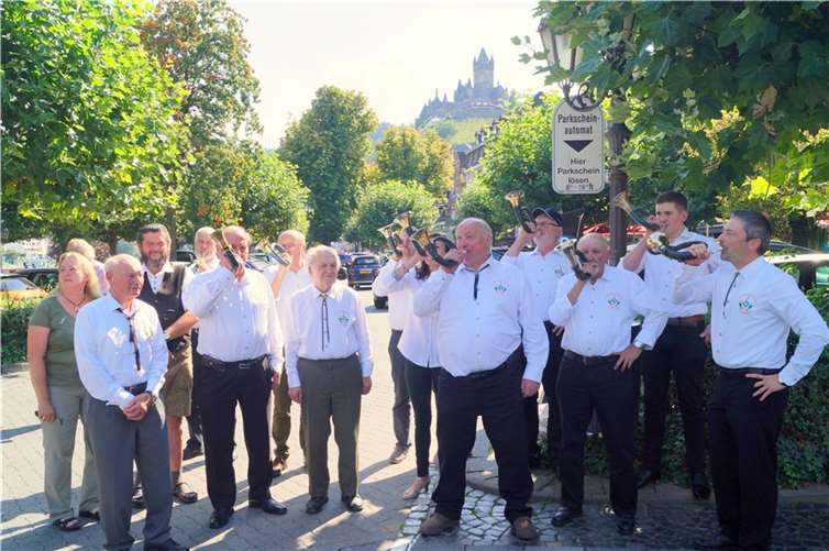 Mit dem Signal „Begrüßung“ eröffnete die Bläsergruppe Cochem ihre Geburtstagsfeier vor dem Gründungsort ihrer Formation, dem Hotel „Germania“.Fotos: Benedikt Schmitt