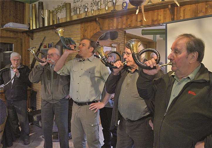 Mit dem Signal „Jagd vorbei - Halali“ ehrte man zu Beginn der Veranstaltung die Verstorbenen des Hegerings Treis.