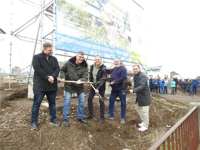 Mit dem Spatenstich beginnt ein weiterer Meilenstein von Jahn Eleven.  Fotos: WAMFO.DE